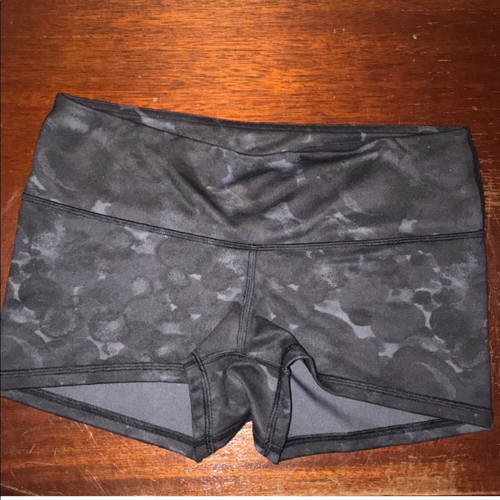 Lululemon booty shorts Camo